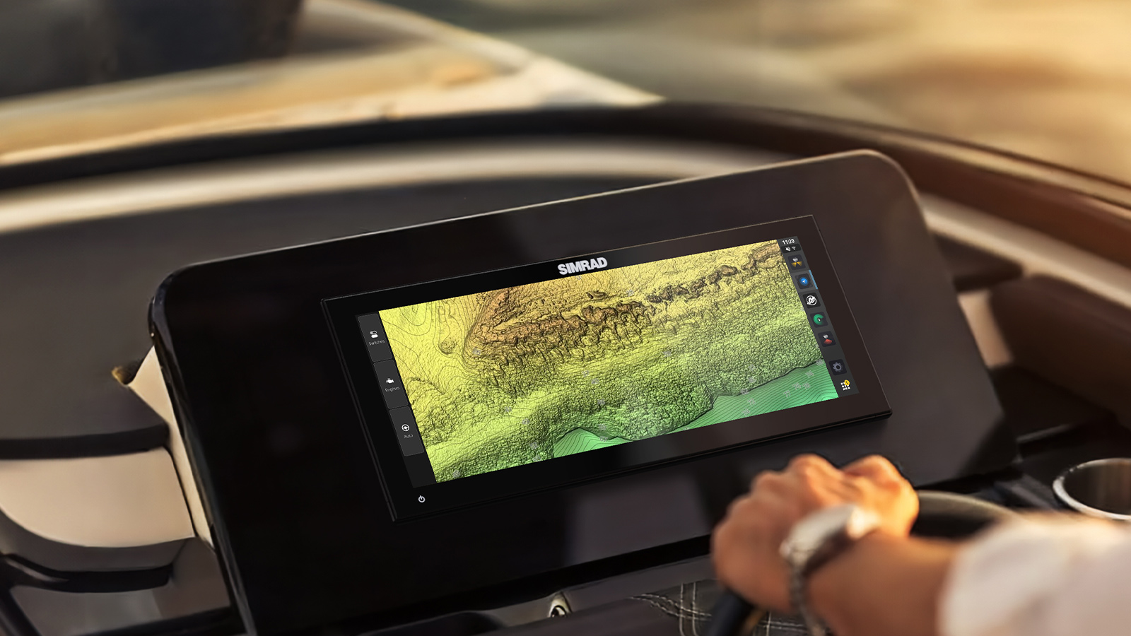 NSX® ULTRAWIDE chartplotter and fishfinder | SG
